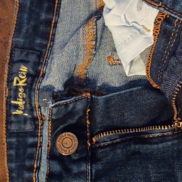 INDIGO REIN JEANS STRAIGHT SKINNY JEANS, JR. SIZE 1. FRAYED ANKLES. - Picture 8 of 9